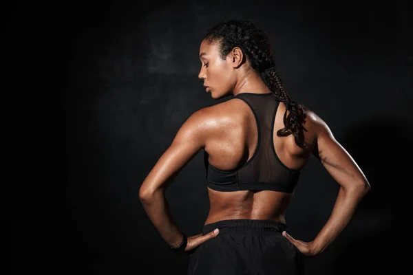 Immagine dalla parte posteriore della donna afroamericana magra in abbigliamento sportivo — Foto Stock