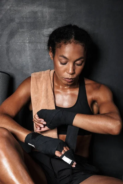 Imagen de atractiva mujer afroamericana en mano envuelve sentado — Foto de Stock