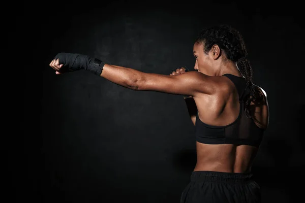 Εικόνα της μυϊκής αφρικανικής Αμερικής γυναίκα πυγμαχία στο χέρι τυλίγει — Φωτογραφία Αρχείου