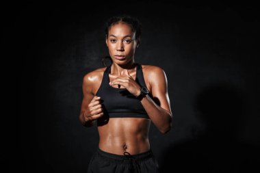 Spor giyim kuşamında spor yapan Afro-Amerikan kadın.