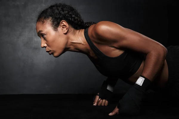 Immagine di donna afroamericana muscolosa in abbigliamento sportivo che fa flessioni — Foto Stock