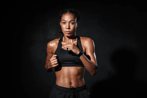 Imagem de mulher americana africana atlética em sportswear fazendo exercício — Fotografia de Stock