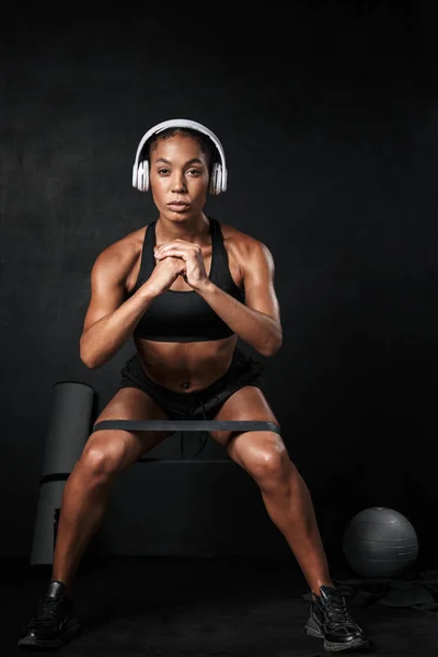 Imagem da mulher afro-americana focada fazendo abdominais com expansor — Fotografia de Stock