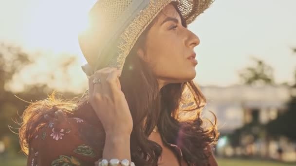 Mujer India Sonriente Con Sombrero Paja Vestido Posando Mirando Hacia — Vídeo de stock