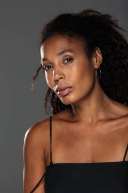 Çekici bir Afrikalı kadının portresi.