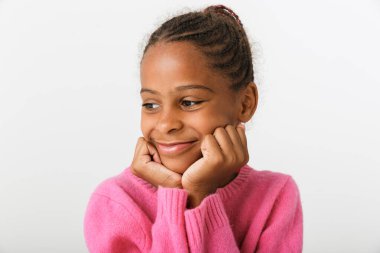 Afro-Amerikan güzel bir kızın gülümseyen ve yan yan bakan görüntüsü.