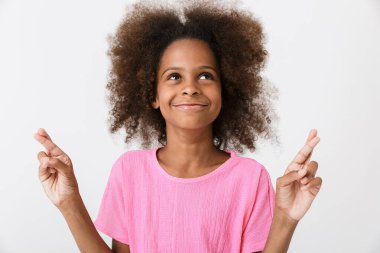 Pembe bluz giyen neşeli Afrikalı kız