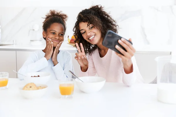 Εικόνα της Αμερικανίδας και της κόρης της να χρησιμοποιούν κινητό ενώ η — Φωτογραφία Αρχείου