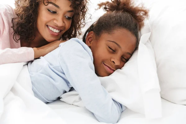 Bild der afrikanisch-amerikanischen Frau und ihrer kleinen schlafenden Tochter — Stockfoto
