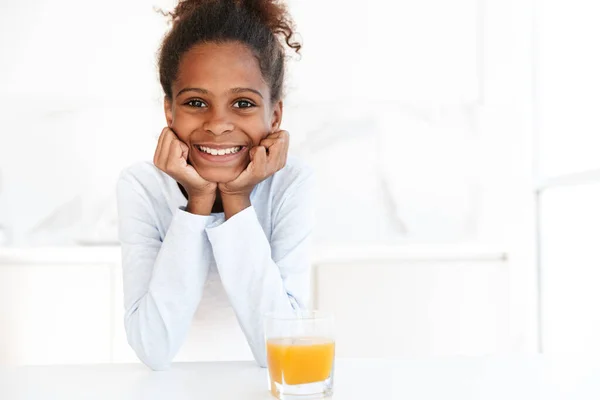 Leende liten afrikansk flicka i pyjamas — Stockfoto