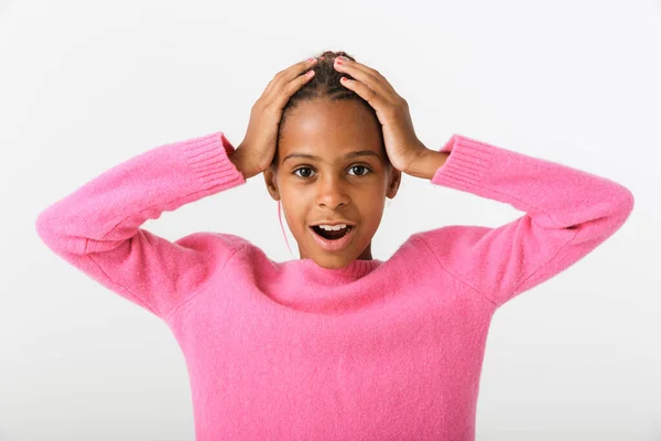 Imagen de chica afroamericana sorprendida agarrándose la cabeza — Foto de Stock