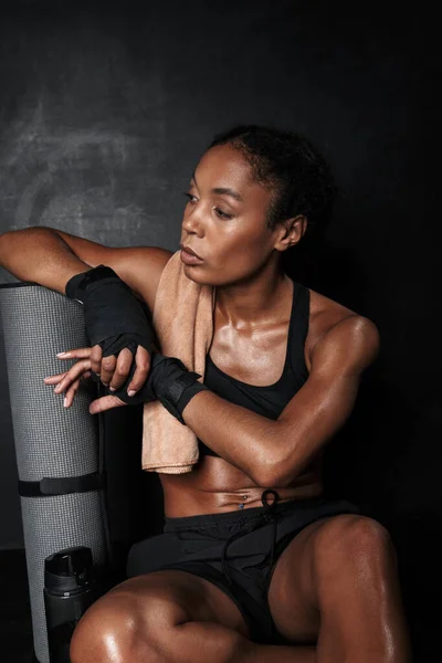 Immagine di attraente donna afroamericana seduta con asciugamano dopo l'allenamento — Foto Stock