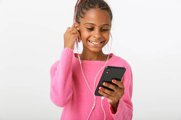 Imagen de niña afroamericana alegre usando teléfono celular y auriculares — Foto de Stock
