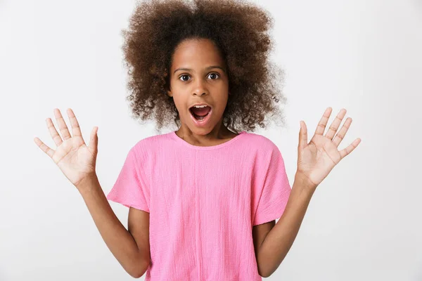 Vrolijk klein Afrikaans meisje draagt roze blouse staan — Stockfoto