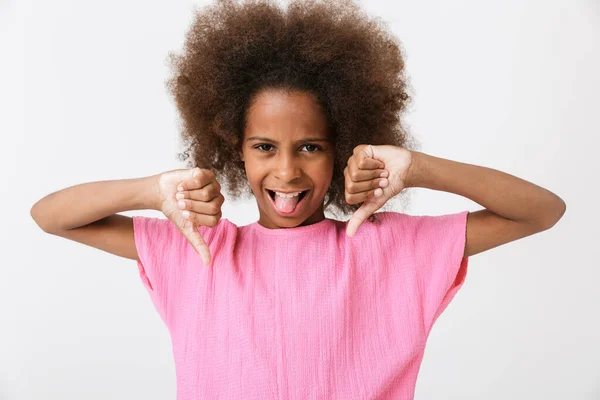 Overstuur klein Afrikaans meisje dragen roze blouse staande — Stockfoto