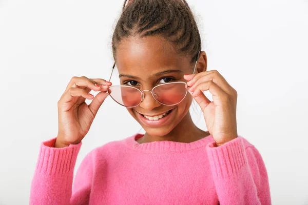Obraz szczęśliwej afrykańskiej dziewczyny trzymającej okulary przeciwsłoneczne podczas uśmiechu — Zdjęcie stockowe