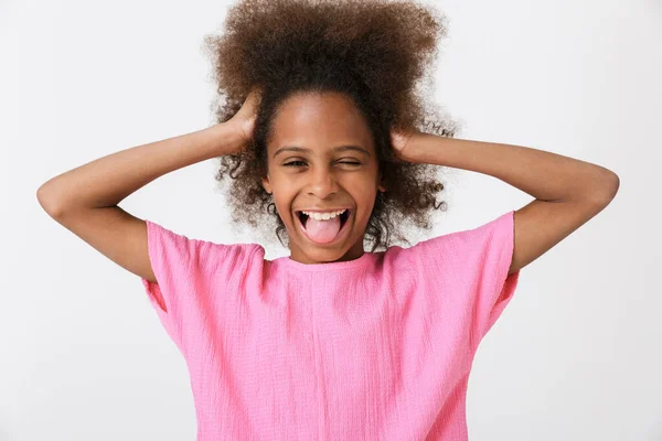 Vrolijk klein Afrikaans meisje draagt roze blouse staan — Stockfoto