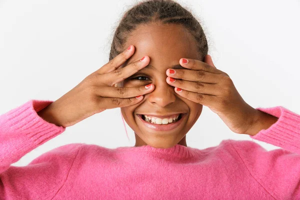 Kép közelkép vicces afro-amerikai lány mosolyog és kukucskál — Stock Fotó