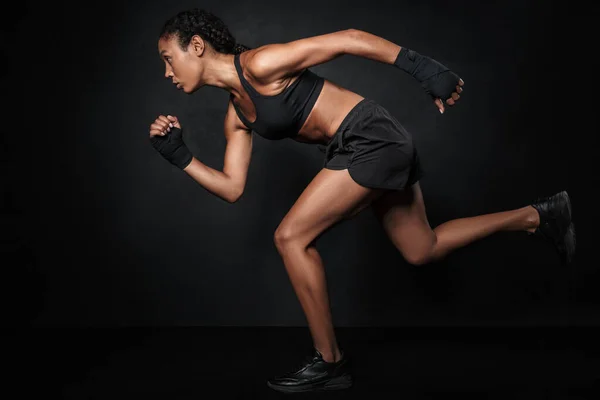 Imagem da mulher afro-americana em sportswear e mão envolve correr — Fotografia de Stock