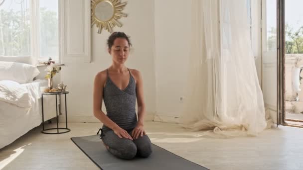 Fokuserad Asiatisk Kvinna Meditation Med Slutna Ögon Matta Hemma — Stockvideo