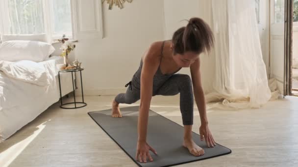 Concentré Asiatique Femme Faire Équilibré Yoga Exercice Sur Tapis Maison — Video