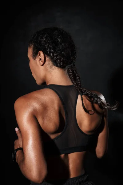 Εικόνα από το πίσω μέρος της όμορφης Αφροαμερικανής γυναίκας στα αθλητικά. — Φωτογραφία Αρχείου