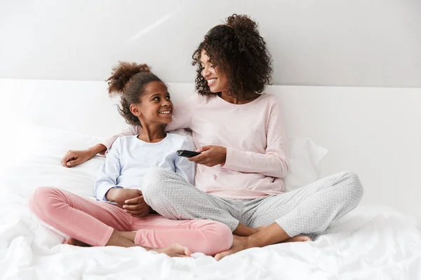 Изображение африканской американки и ее дочери, смотрящей телевизор — стоковое фото