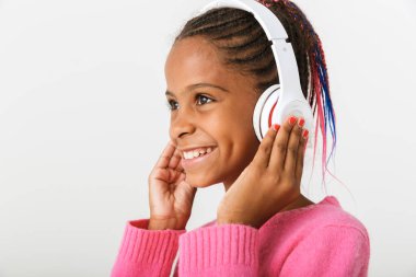 Kulaklıkla müzik dinleyen mutlu bir Afrikalı Amerikalı kız resmi