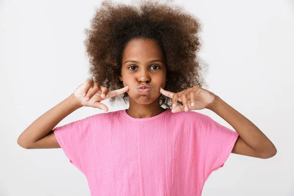Vrolijk klein Afrikaans meisje draagt roze blouse staan — Stockfoto