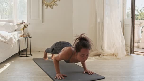 Enfocado Asiático Mujer Haciendo Tablón Yoga Ejercicio Mat Casa — Vídeos de Stock