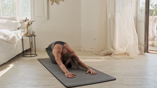 Kalm Aziatische Vrouw Doen Yoga Oefening Mat Thuis — Stockvideo