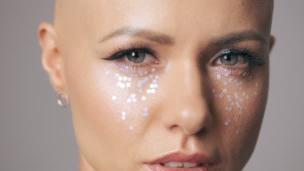 Vista Cerca Joven Mujer Sin Pelo Con Maquillaje Ojos Moda — Vídeo de stock