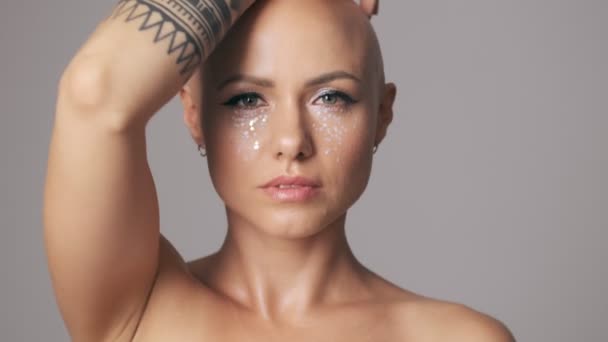 Красивая Молодая Женщина Волос Модным Макияжем Глаз Позирует Татуированной Рукой — стоковое видео