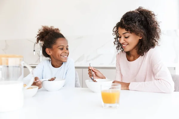 Imagen de la mujer americana y su hija desayunando en kit — Foto de Stock