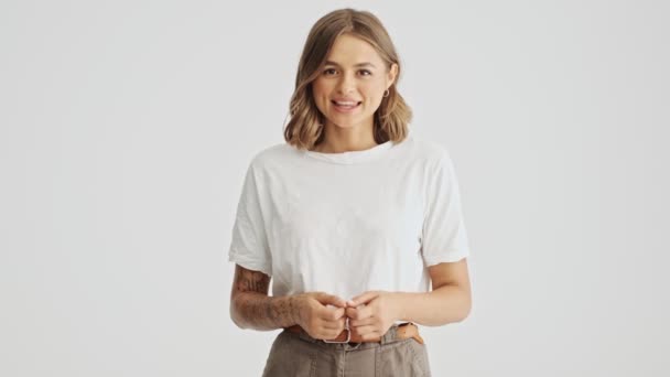 Zeer Gelukkig Lachende Jonge Vrouw Draagt Basic Shirt Doen Winnaar — Stockvideo