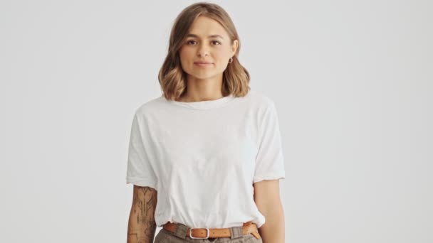 Mooie Jonge Vrouw Dragen Een Basic Shirt Wijzend Met Twee — Stockvideo