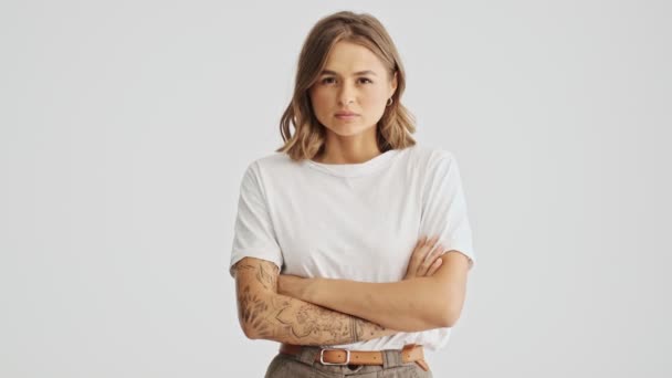 Colère Calme Jeune Femme Portant Shirt Base Debout Avec Les — Video