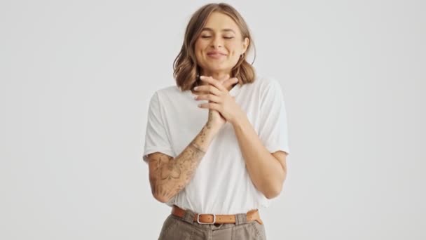 幸せな女性を着て基本的なTシャツを保持手一緒に隔離された白い背景 — ストック動画