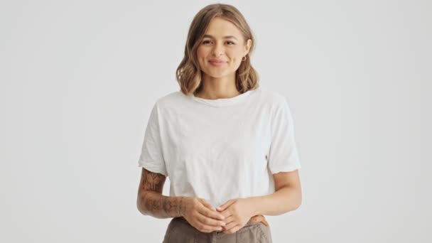 Mooie Positieve Jonge Vrouw Dragen Witte Shirt Doen Gebaar Duim — Stockvideo