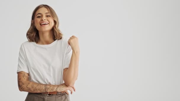 Mujer Joven Sonriente Con Camiseta Básica Hace Clic Lado Aislado — Vídeos de Stock