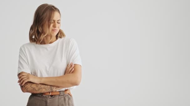 Desapontamento Jovem Mulher Vestindo Camiseta Básica Com Braços Dobrados Sentindo — Vídeo de Stock