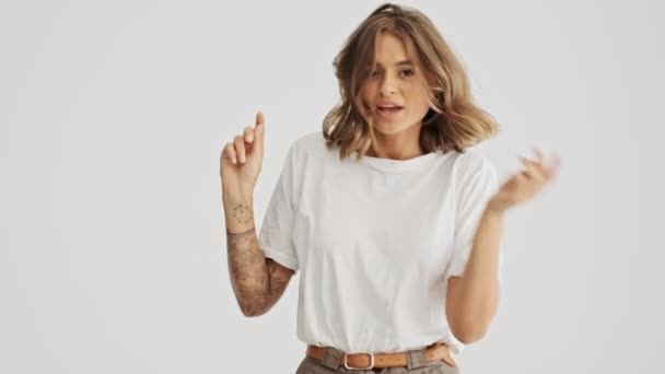 Jovem Feliz Vestindo Camiseta Básica Fazendo Movimentos Dança Enquanto Aprecia — Vídeo de Stock