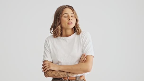 Mujer Joven Trastornada Con Camiseta Básica Pie Con Los Brazos — Vídeos de Stock