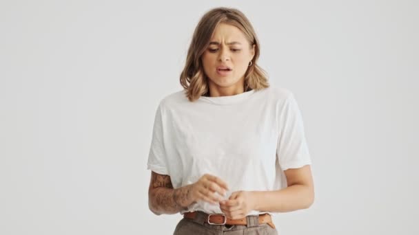 Mujer Joven Avergonzada Vistiendo Una Camiseta Básica Cubriéndose Cara Con — Vídeo de stock