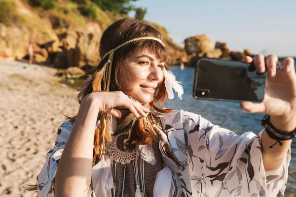 Εικόνα αξιολάτρευτο hippy κορίτσι λήψη selfie φωτογραφία στο κινητό από — Φωτογραφία Αρχείου