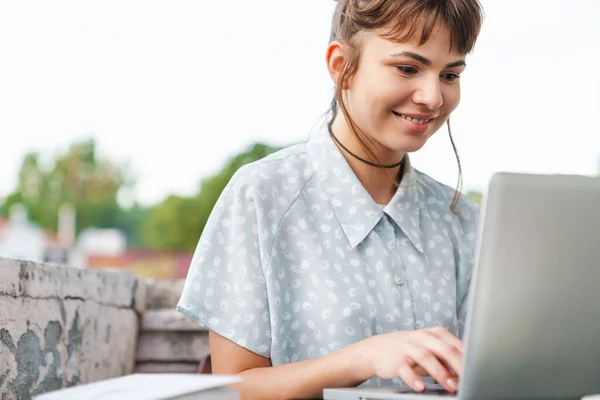 Boldog vidám fiatal gyönyörű nő használja laptop számítógép az erkélyen. — Stock Fotó