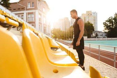 Stadyumda poz veren sporcu..