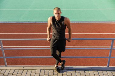 Stadyumda poz veren sporcu..