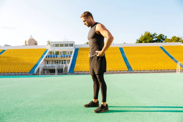 Imagem de homem caucasiano em pé em terreno desportivo enquanto fazendo wor — Fotografia de Stock