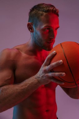 Basketbol tutan konsantre genç sporcu..